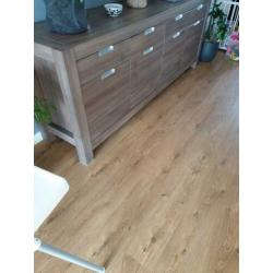 Eettafel en dressoirkast