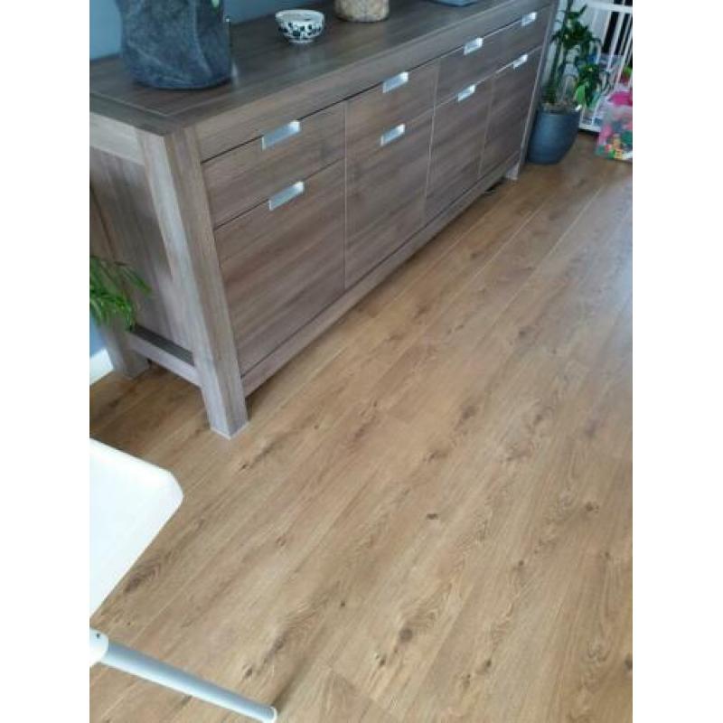 Eettafel en dressoirkast