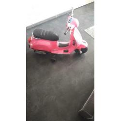 Electrische vespa voor kinderen