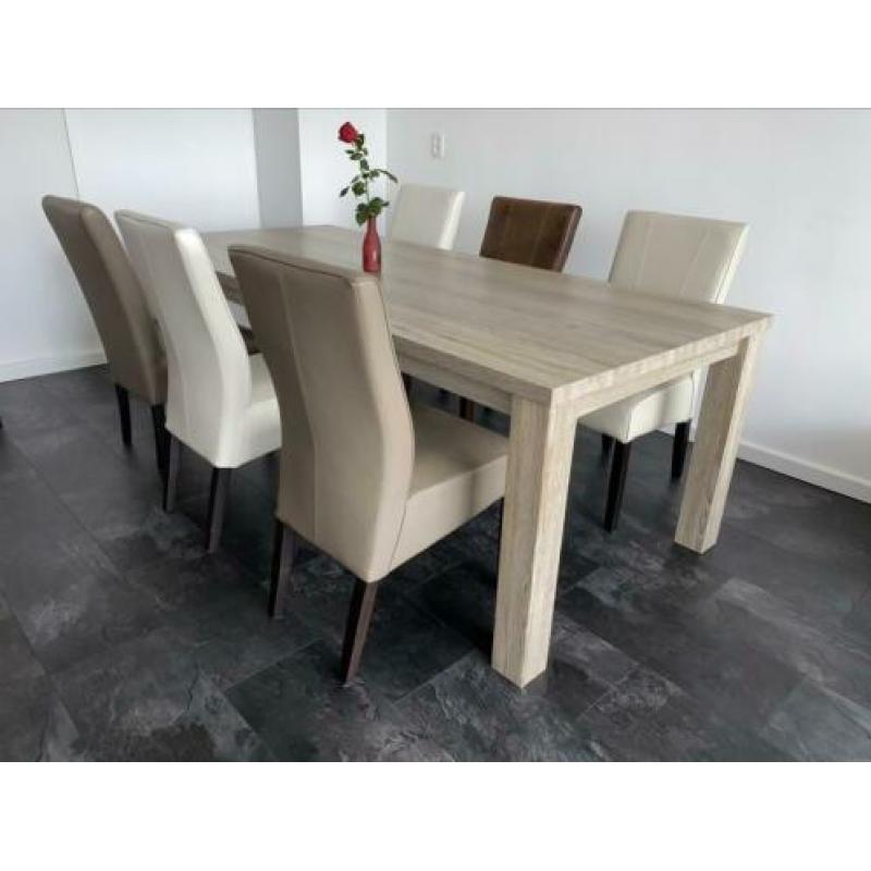 Eettafel originele hout met 6 leren stoelen