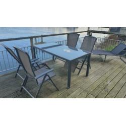 Tuinset (tafel, 4 liig/zitstoelen en 1 ligbank)