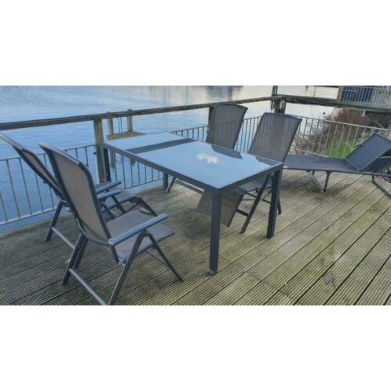 Tuinset (tafel, 4 liig/zitstoelen en 1 ligbank)