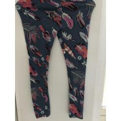 Jill Legging met een leuke veren print maat S/M
