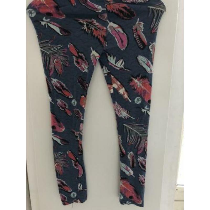 Jill Legging met een leuke veren print maat S/M