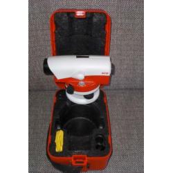 Waterpasinstrument. Leica NA 728. Complete set.