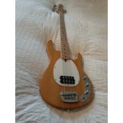 Basgitaar (model musicman stingray) in zeer goede staat.