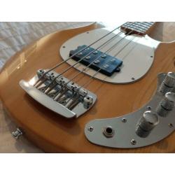 Basgitaar (model musicman stingray) in zeer goede staat.