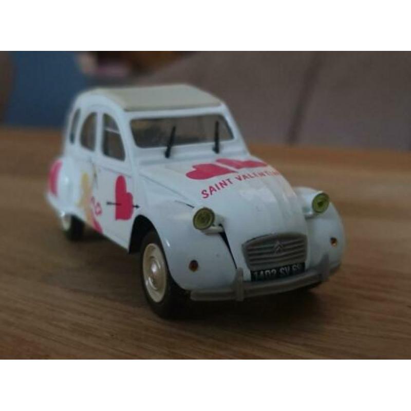 Citroen 2CV Cupido corazon amor nor van Norev