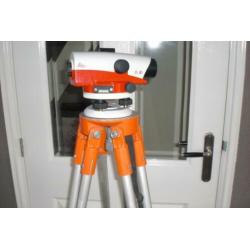 Waterpasinstrument. Leica NA 728. Complete set.