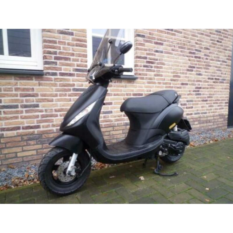Piaggio zip snor bj 2012 1e eigenaar mat zwart 2000 sp