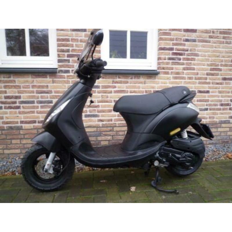 Piaggio zip snor bj 2012 1e eigenaar mat zwart 2000 sp