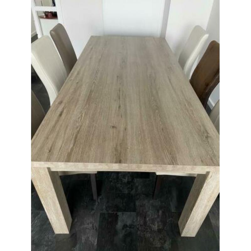 Eettafel originele hout met 6 leren stoelen