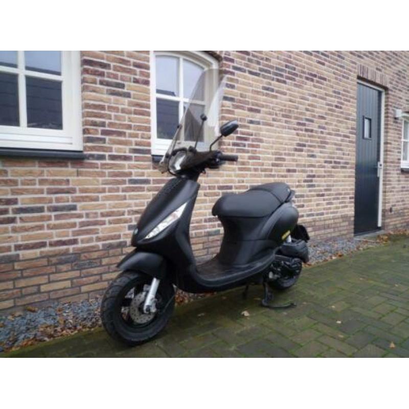 Piaggio zip snor bj 2012 1e eigenaar mat zwart 2000 sp