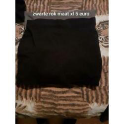 Maat en prijs staan bij de foto's