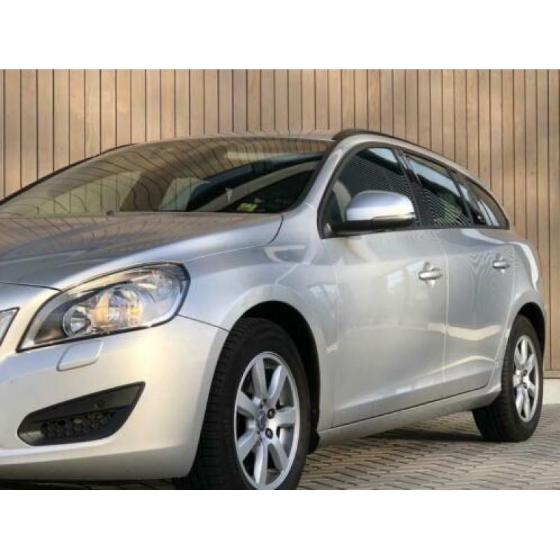 Volvo V60 1.6 D2 Summum 2013 Grijs