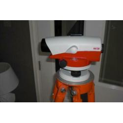 Waterpasinstrument. Leica NA 728. Complete set.