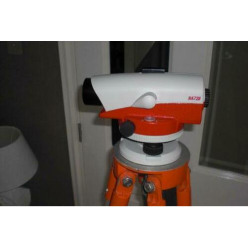 Waterpasinstrument. Leica NA 728. Complete set.