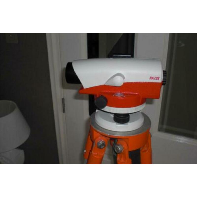 Waterpasinstrument. Leica NA 728. Complete set.