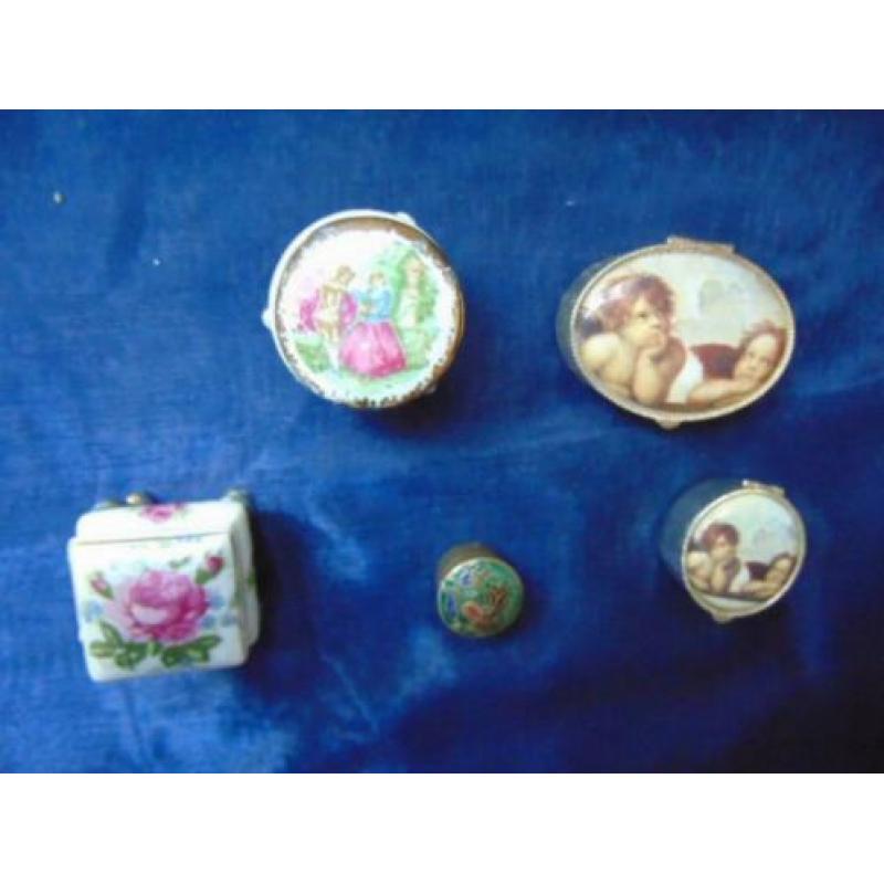 5 mooie pillen of tandendoosjes of potjes.