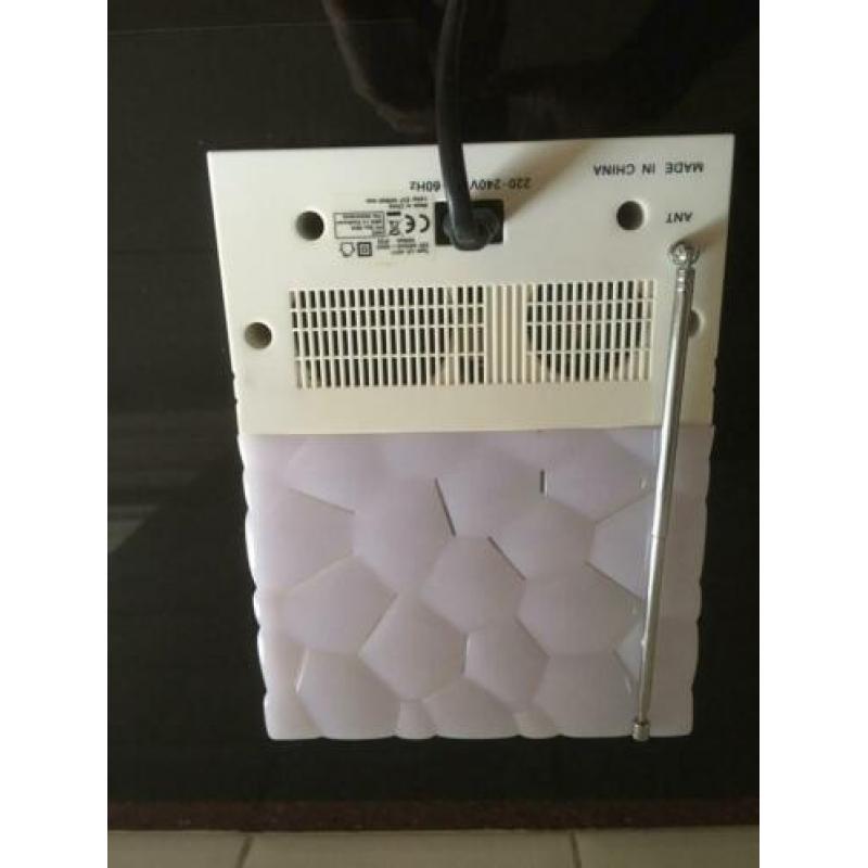 Te koop wekkerradio met licht sterkte. Heeft snooze functie.