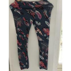 Jill Legging met een leuke veren print maat S/M