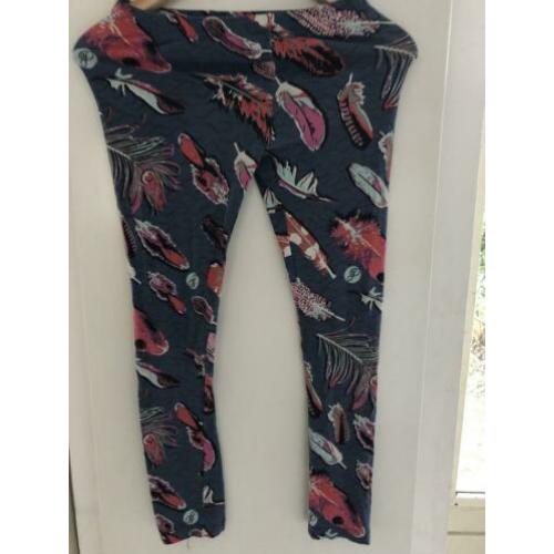 Jill Legging met een leuke veren print maat S/M