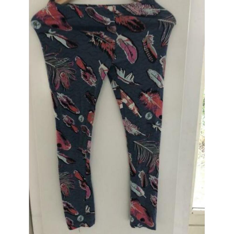 Jill Legging met een leuke veren print maat S/M