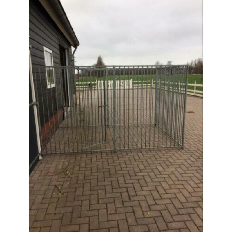 Hondenkennel 5 delen waarvan 1 met deur