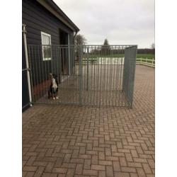 Hondenkennel 5 delen waarvan 1 met deur