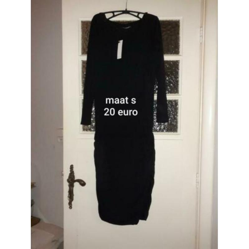 Maat en prijs staan bij de foto's