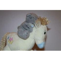 Me to you beertje op hobbelpaard geboorte baby cadeautip
