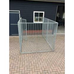 Hondenkennel 5 delen waarvan 1 met deur