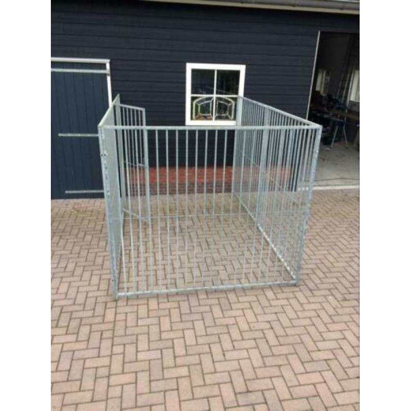 Hondenkennel 5 delen waarvan 1 met deur