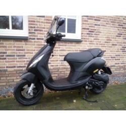 Piaggio zip snor bj 2012 1e eigenaar mat zwart 2000 sp