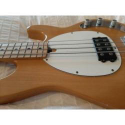 Basgitaar (model musicman stingray) in zeer goede staat.