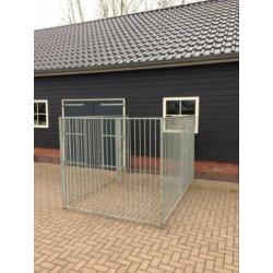 Hondenkennel 5 delen waarvan 1 met deur