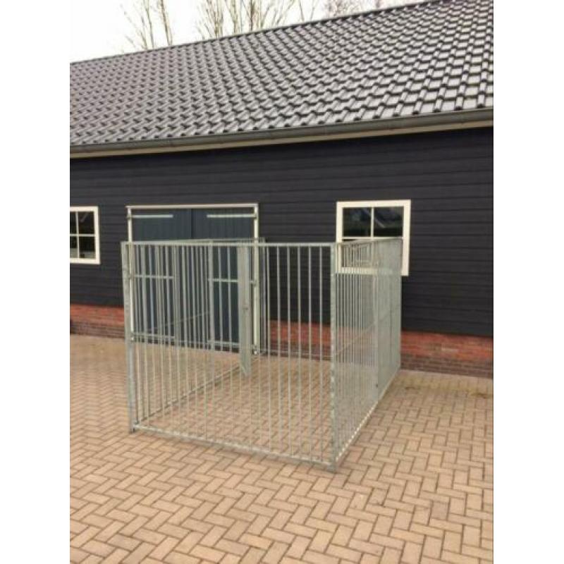 Hondenkennel 5 delen waarvan 1 met deur