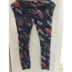 Jill Legging met een leuke veren print maat S/M