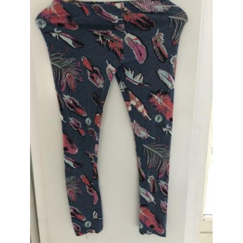 Jill Legging met een leuke veren print maat S/M