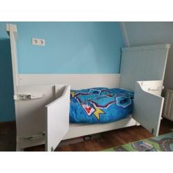 Stoer peuterbed met deurtjes