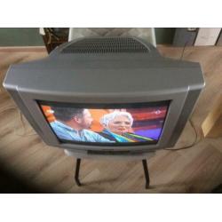 2 goed werkende tv’s met handleidingen en afstandsbediening.