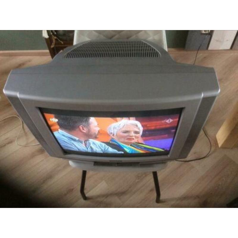 2 goed werkende tv’s met handleidingen en afstandsbediening.