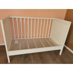 ledikant wit ikea sundvik. Incl matras Schoon en netjes!!