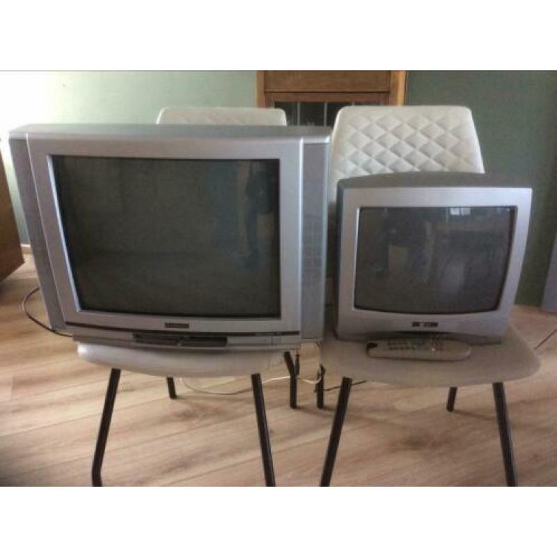 2 goed werkende tv’s met handleidingen en afstandsbediening.