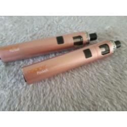 2 e-smokers. E-sigaret. Elektronisch roken. Roze.