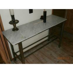 Tafel is een sidetable marmeren bovenblad en ijzer onderstel