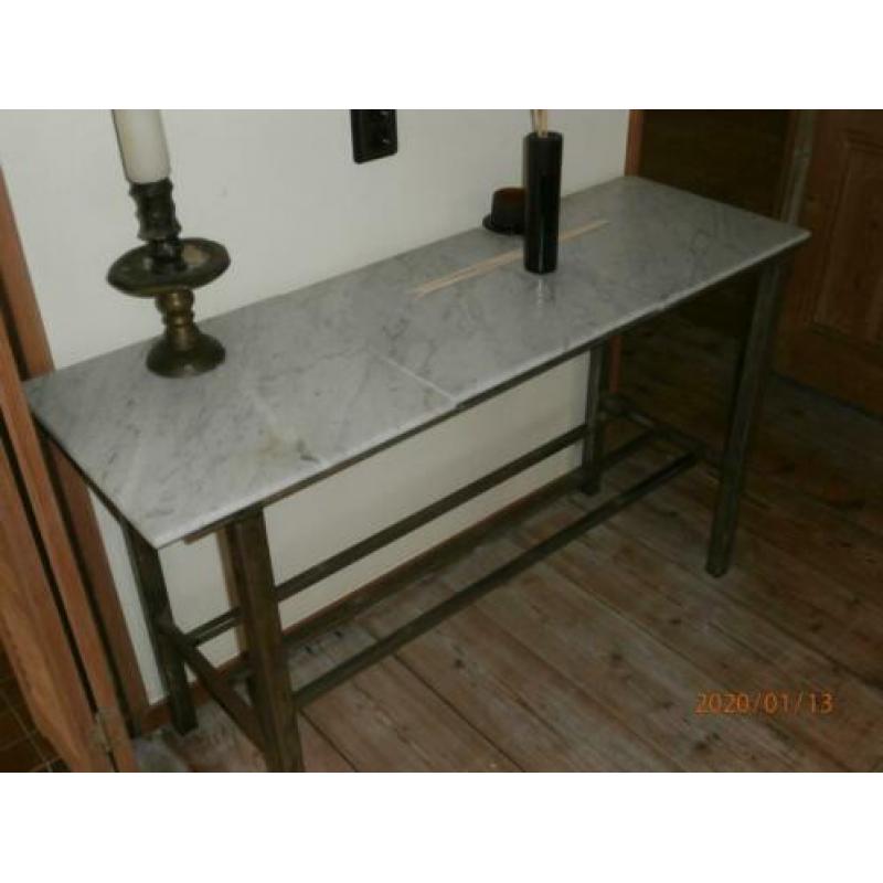 Tafel is een sidetable marmeren bovenblad en ijzer onderstel