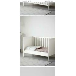 ledikant wit ikea sundvik. Incl matras Schoon en netjes!!
