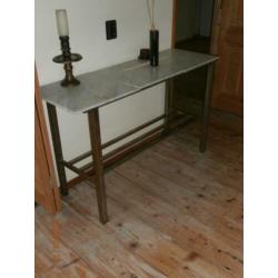 Tafel is een sidetable marmeren bovenblad en ijzer onderstel