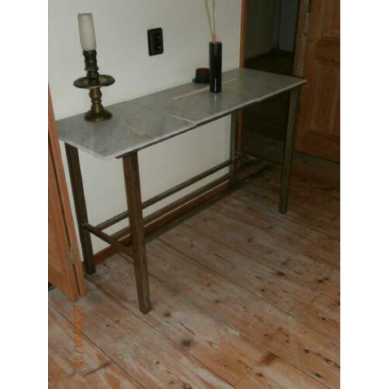Tafel is een sidetable marmeren bovenblad en ijzer onderstel